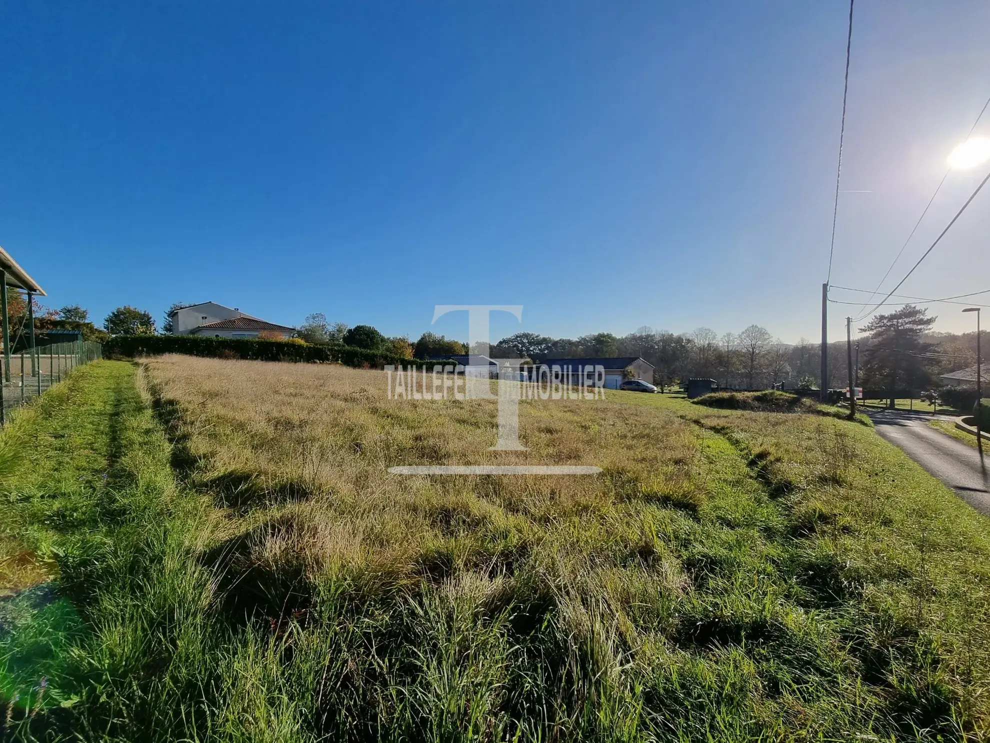Terrain constructible de 1900 m² à Saint-Astier, idéal pour votre projet immobilier 