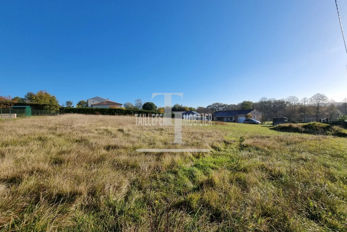 Terrain constructible de 1900 m² à Saint-Astier, idéal pour votre projet immobilier 