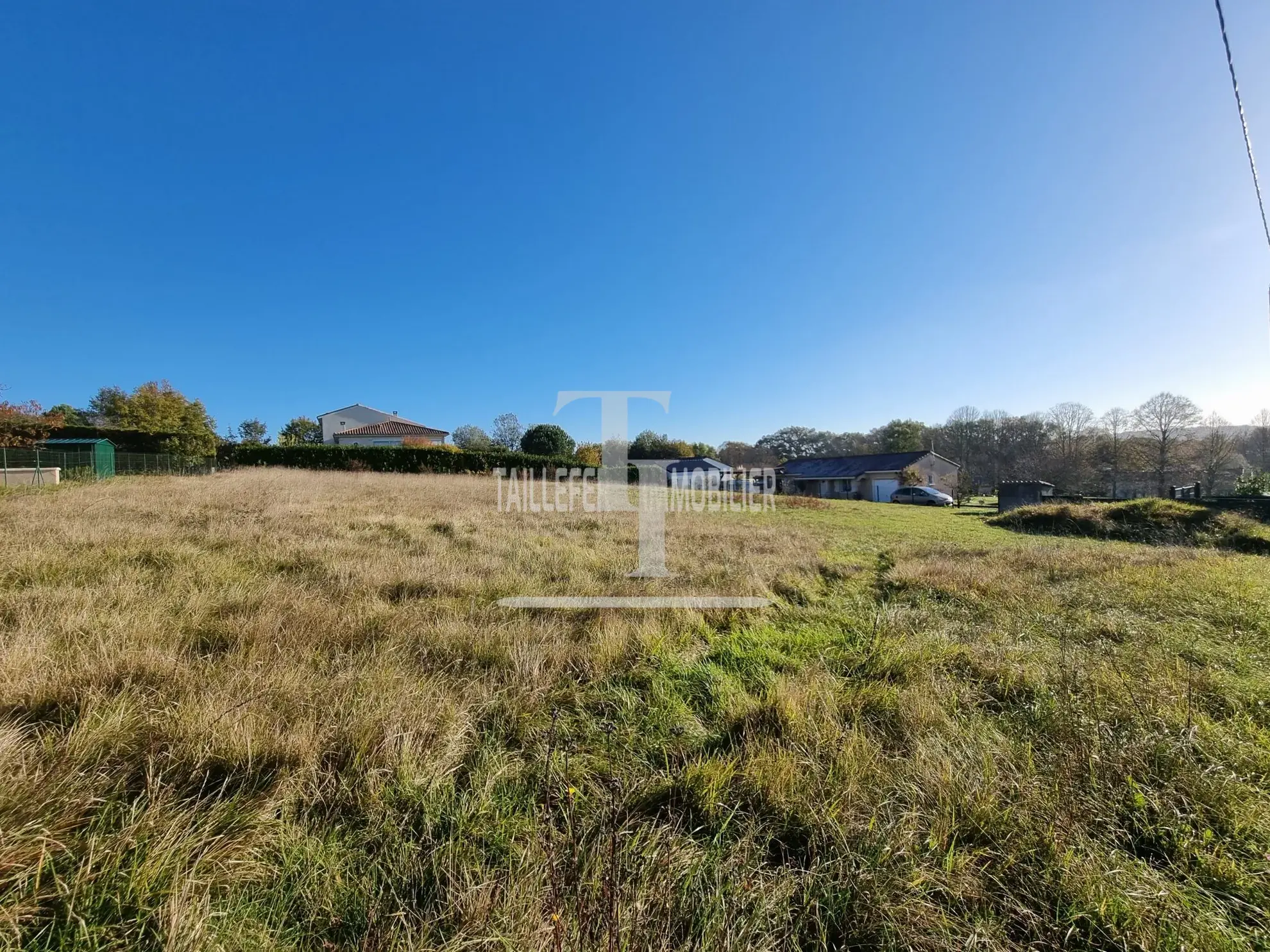 Terrain constructible de 1900 m² à Saint-Astier, idéal pour votre projet immobilier 