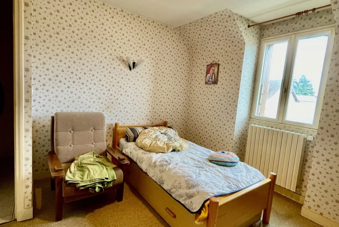 Maison ancienne avec jardin et potentiel à Saint-Victeur 