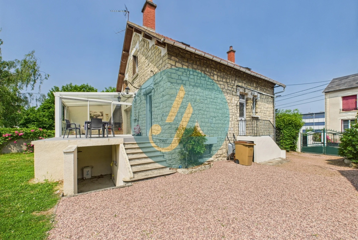 À Nevers, maison de charme avec trois logements indépendants et potentiel locatif élevé 