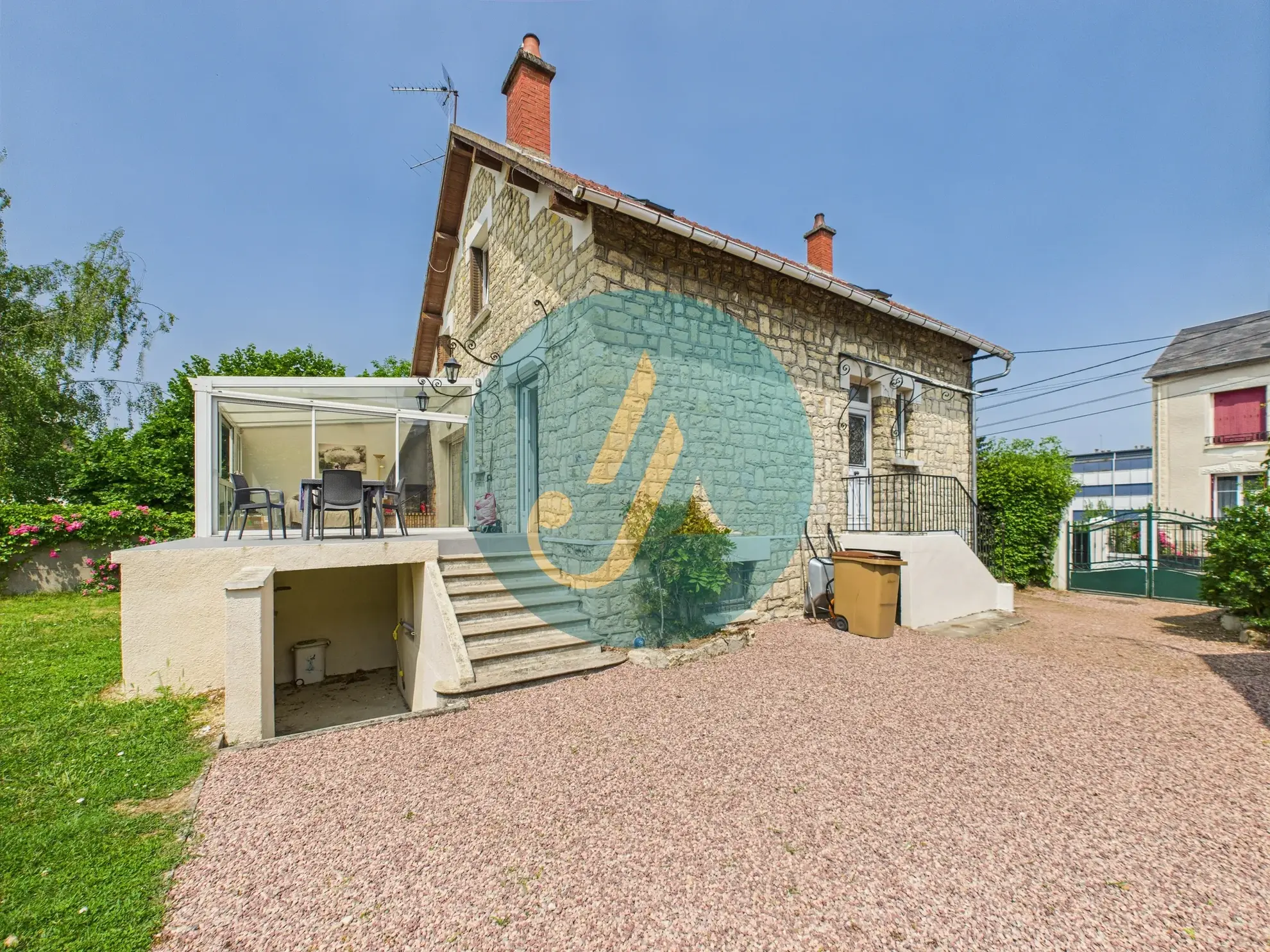 À Nevers, maison de charme avec trois logements indépendants et potentiel locatif élevé 