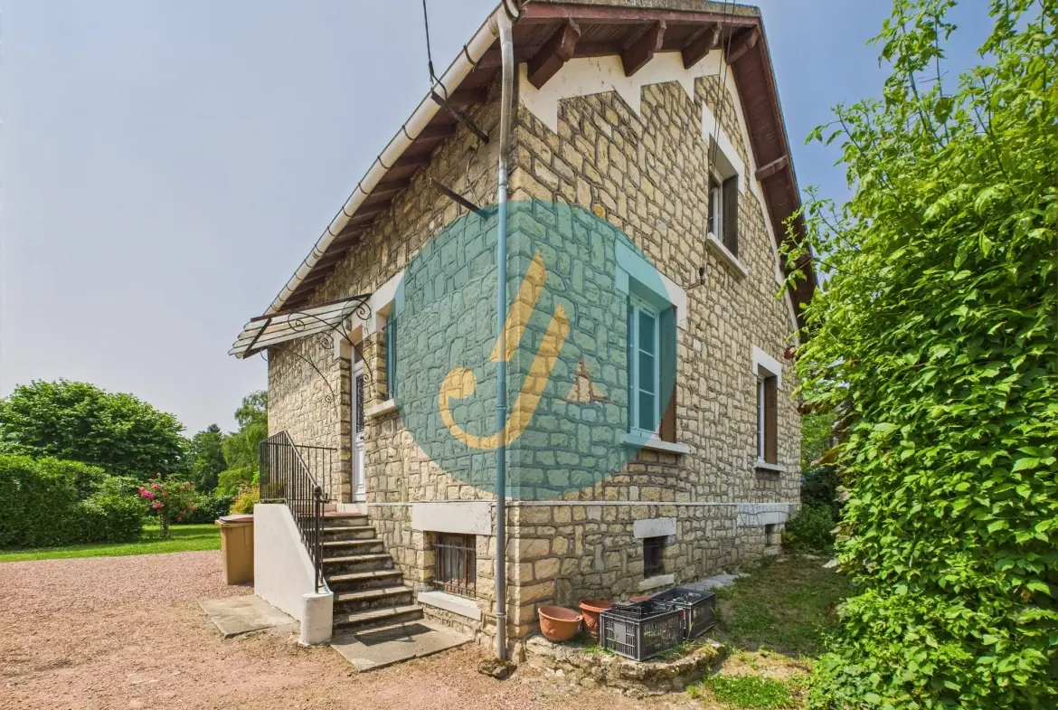 À Nevers, maison de charme avec trois logements indépendants et potentiel locatif élevé 