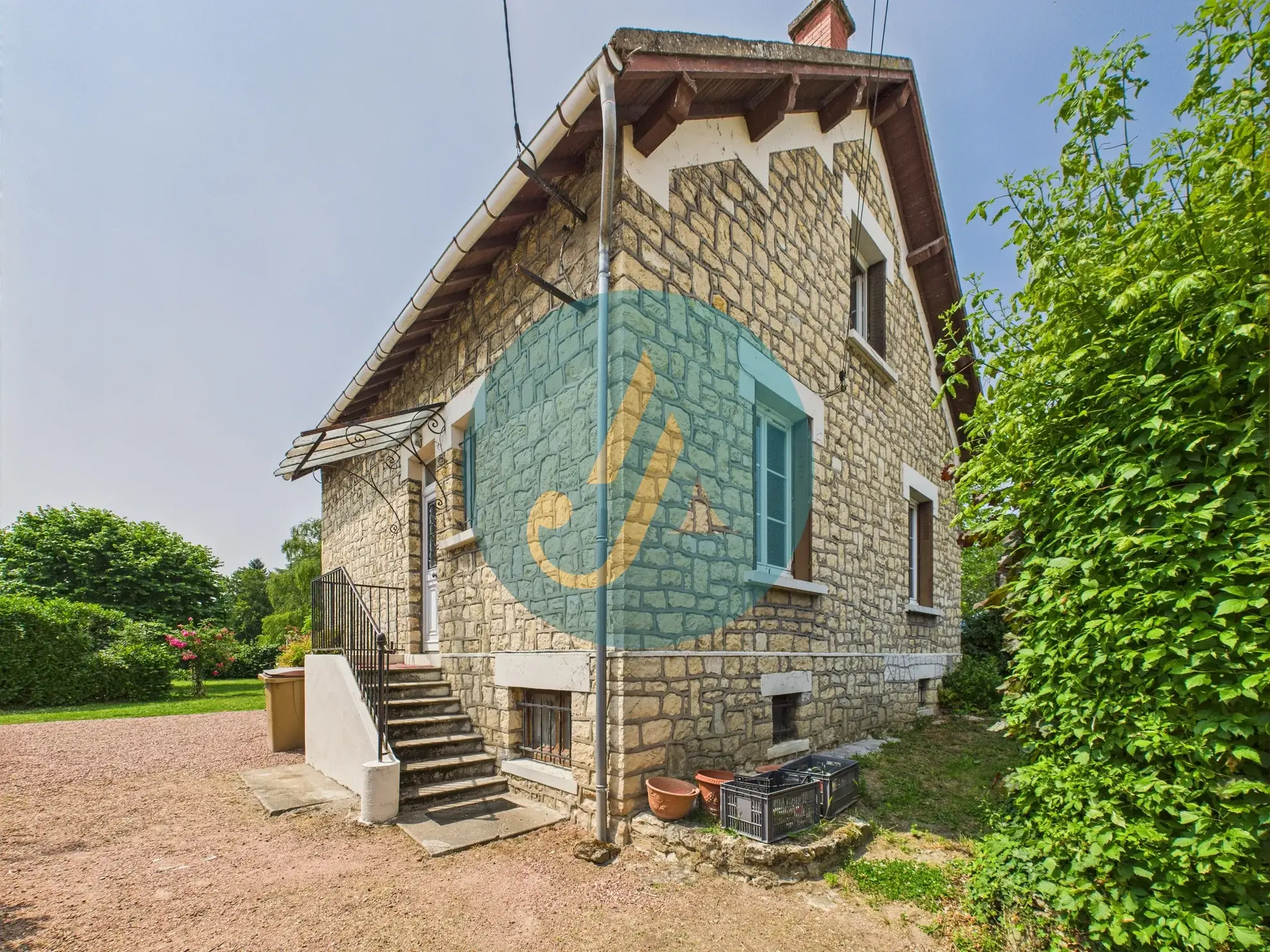 À Nevers, maison de charme avec trois logements indépendants et potentiel locatif élevé 