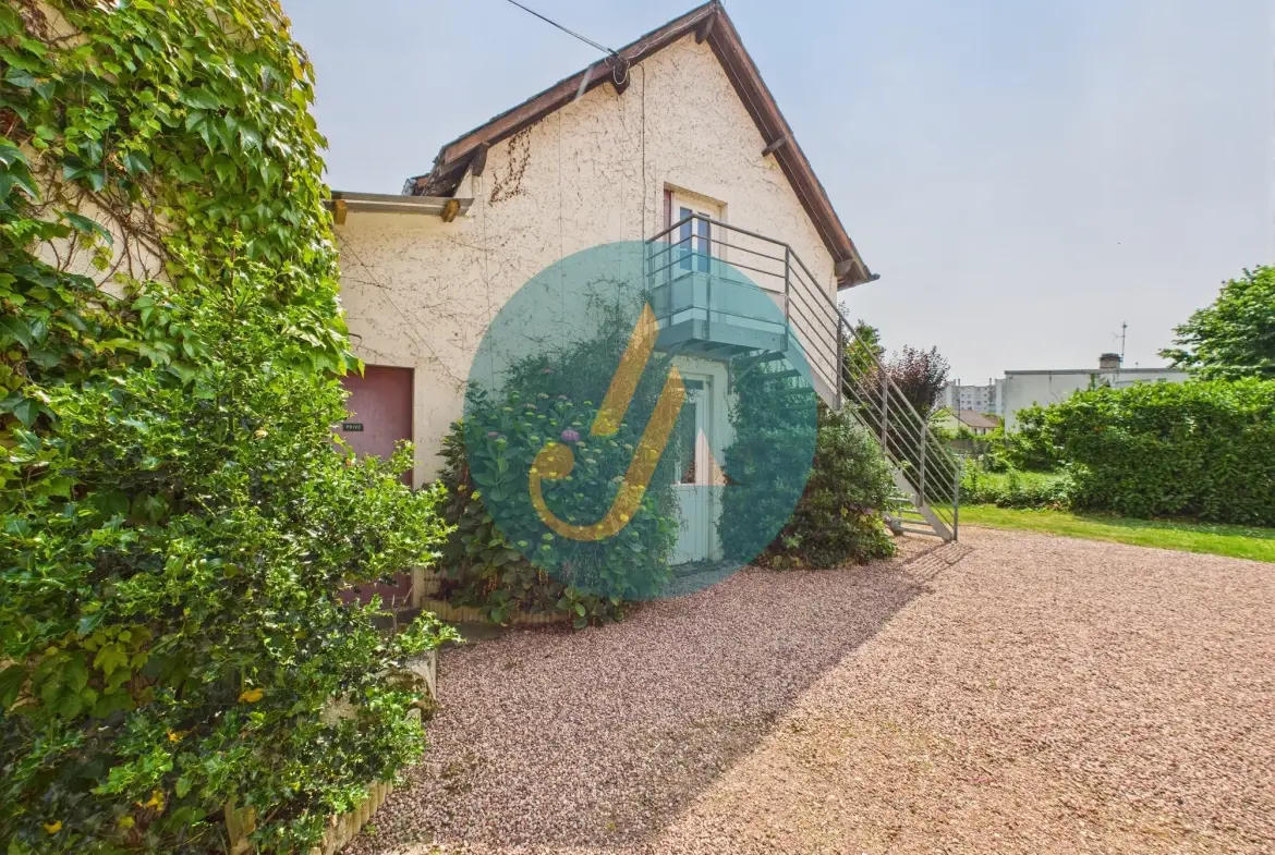 À Nevers, maison de charme avec trois logements indépendants et potentiel locatif élevé 