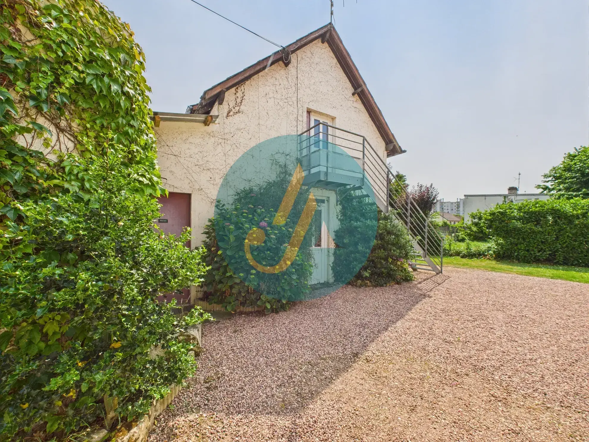 À Nevers, maison de charme avec trois logements indépendants et potentiel locatif élevé 