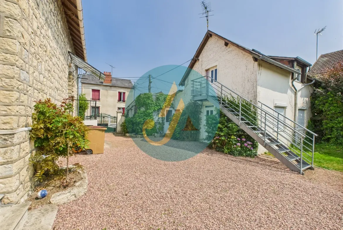 À Nevers, maison de charme avec trois logements indépendants et potentiel locatif élevé 