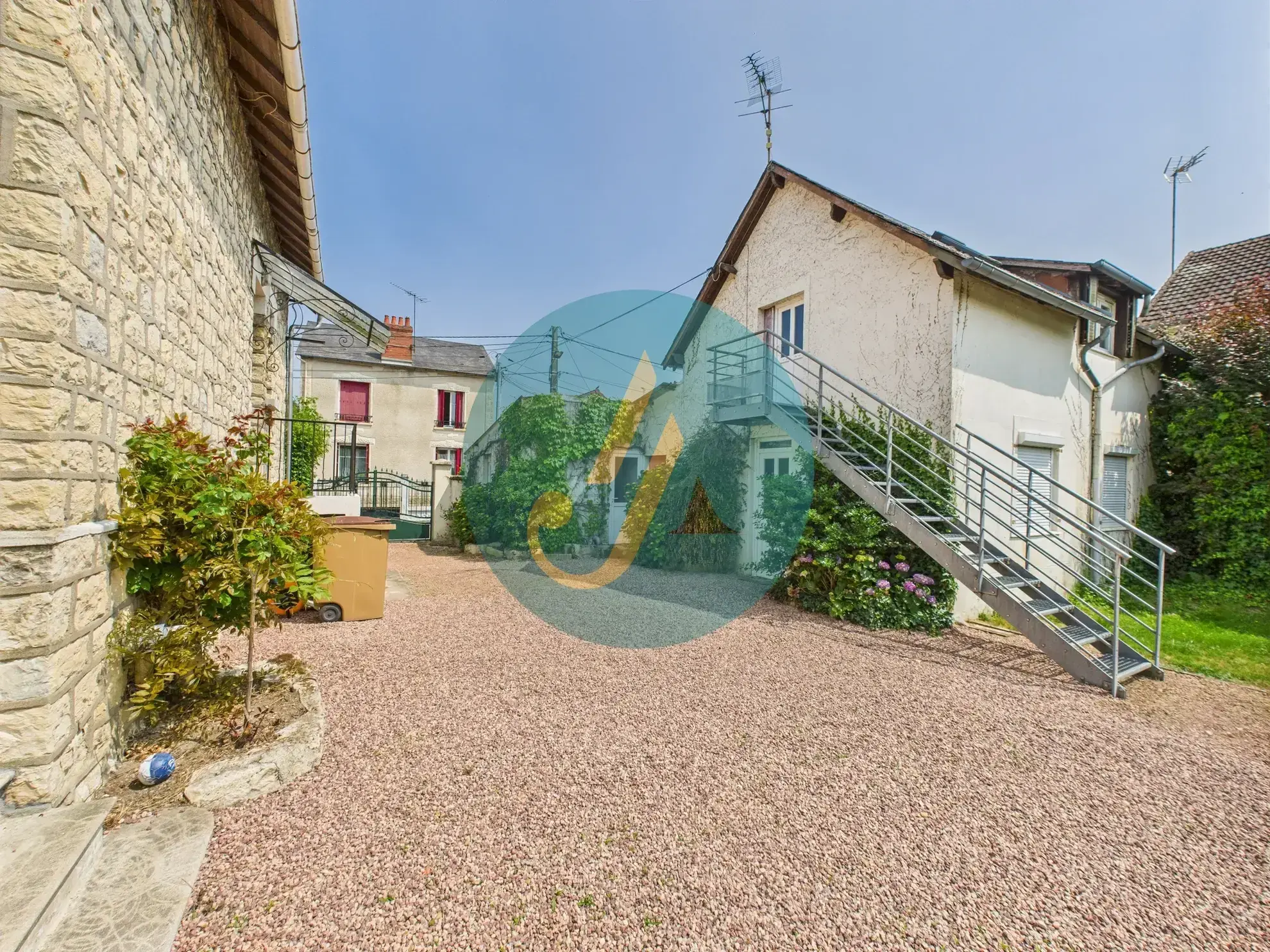 À Nevers, maison de charme avec trois logements indépendants et potentiel locatif élevé 