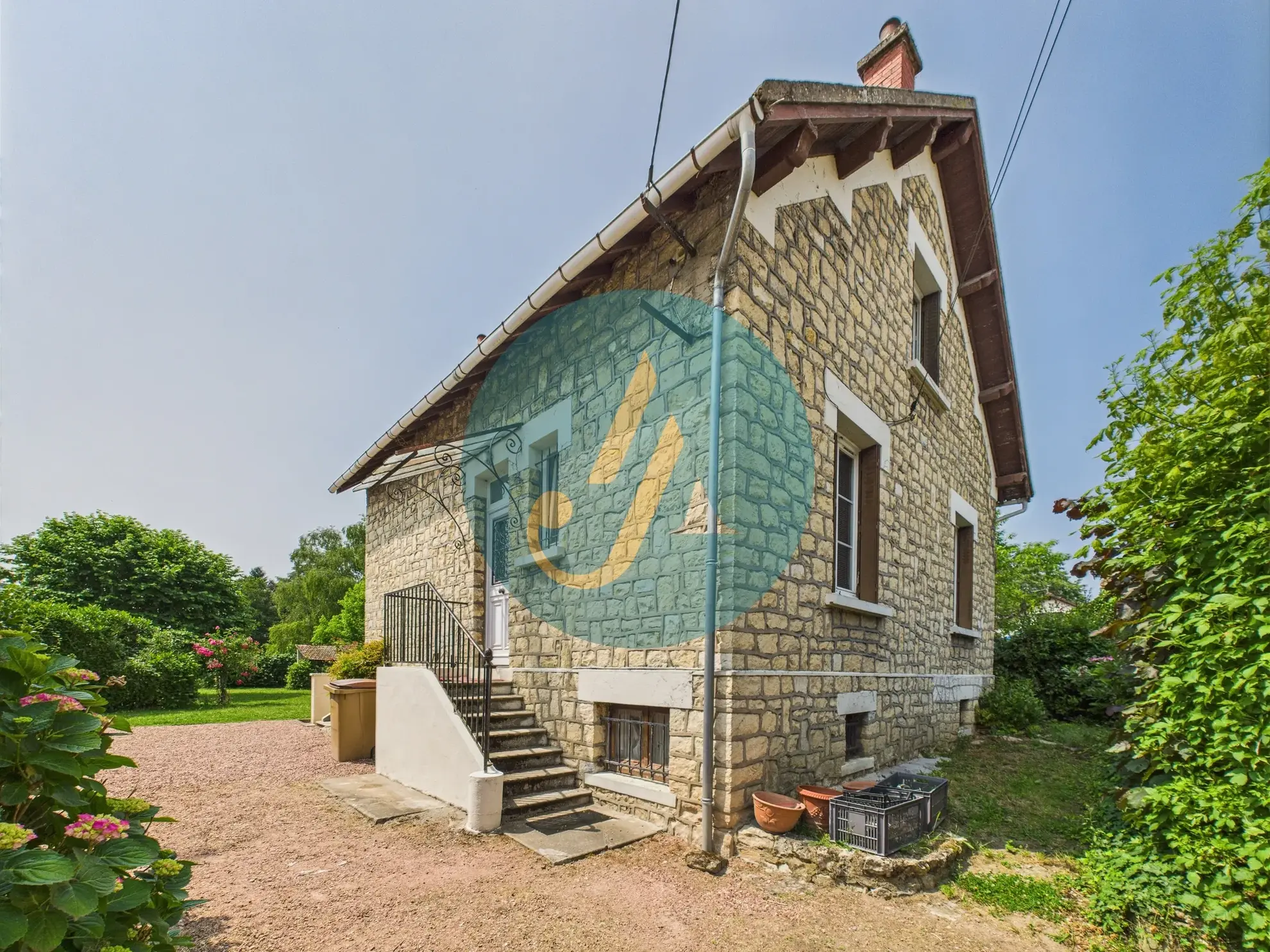 À Nevers, maison de charme avec trois logements indépendants et potentiel locatif élevé 