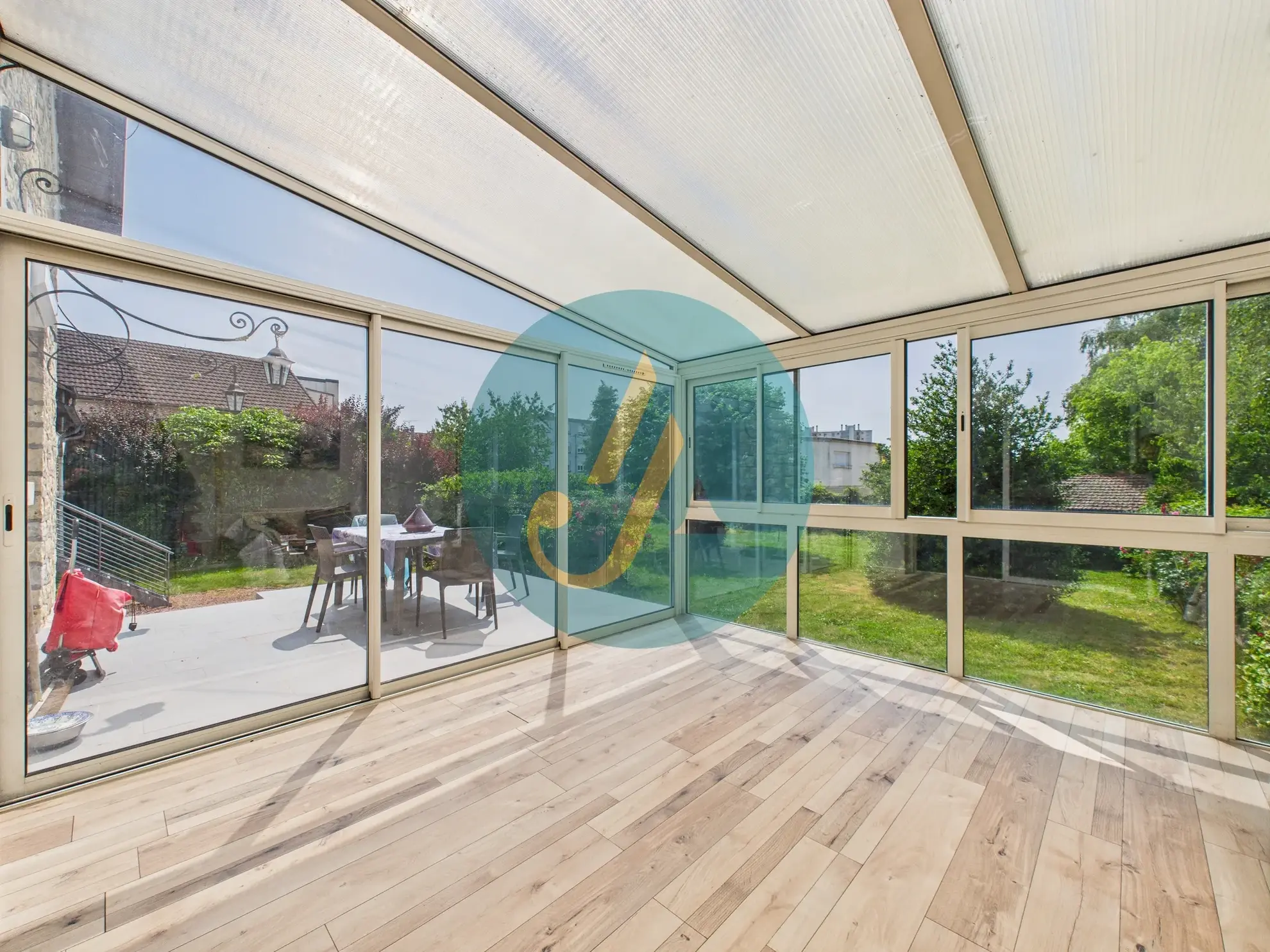 À Nevers, maison de charme avec trois logements indépendants et potentiel locatif élevé 