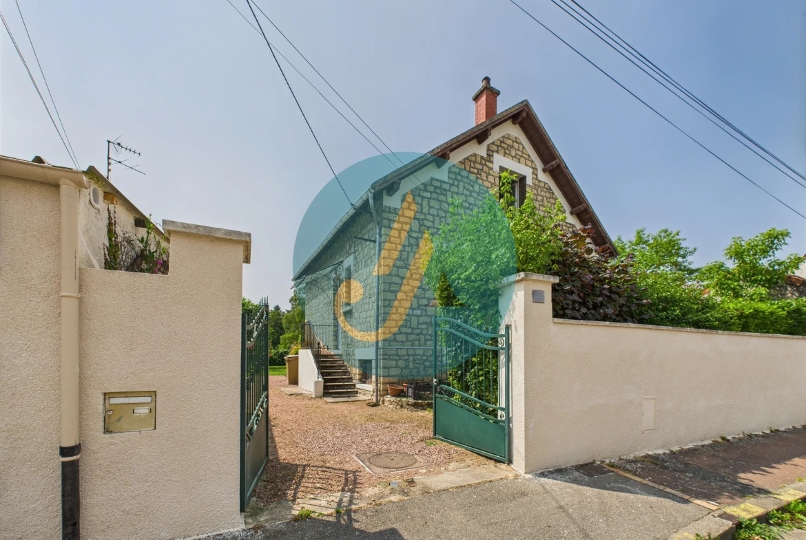 À Nevers, maison de charme avec trois logements indépendants et potentiel locatif élevé 