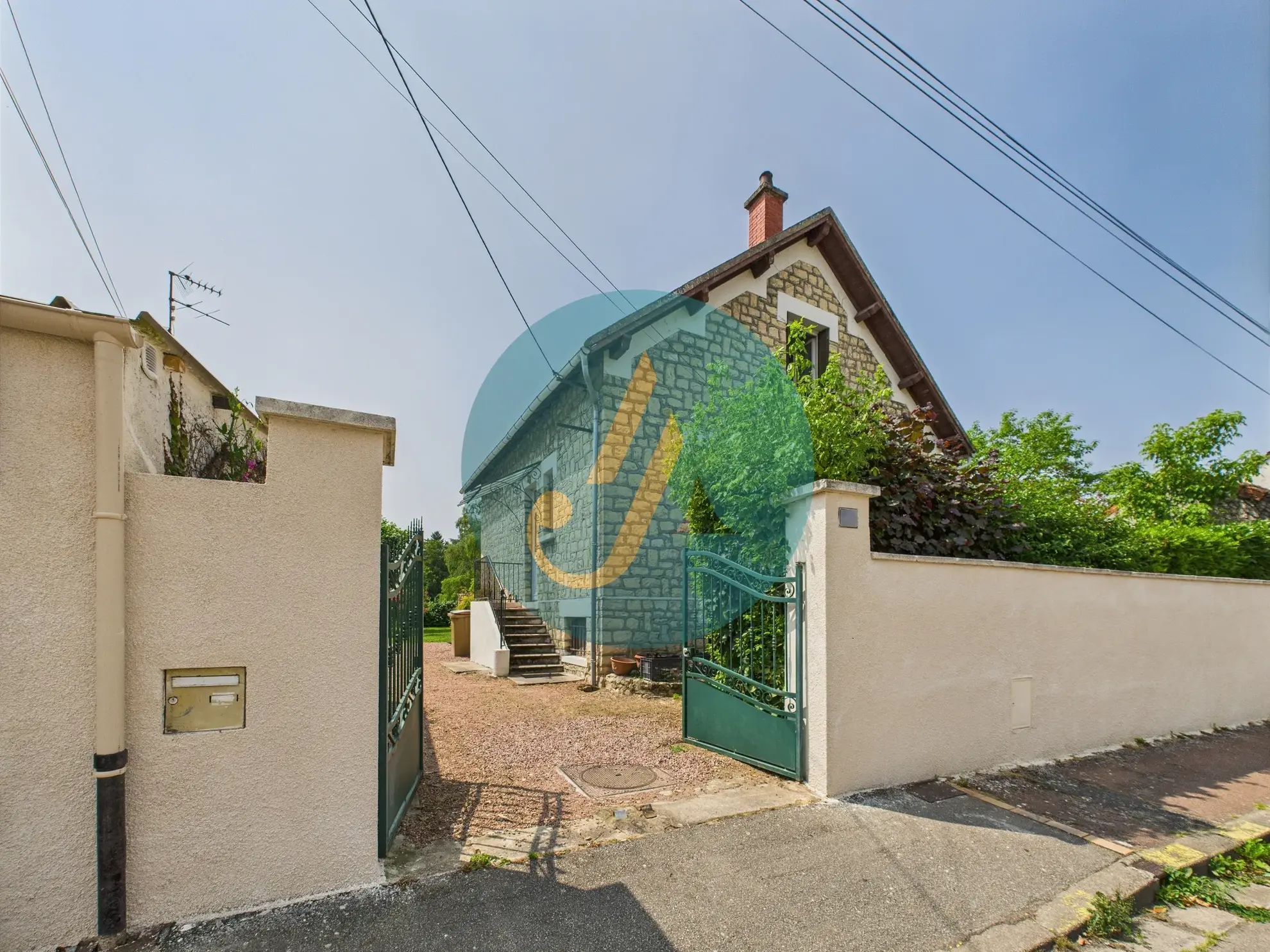 À Nevers, maison de charme avec trois logements indépendants et potentiel locatif élevé 