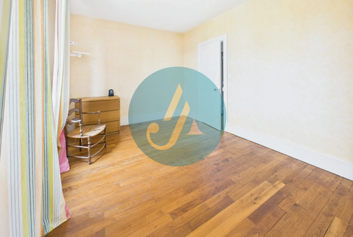À Nevers, maison de charme avec trois logements indépendants et potentiel locatif élevé 
