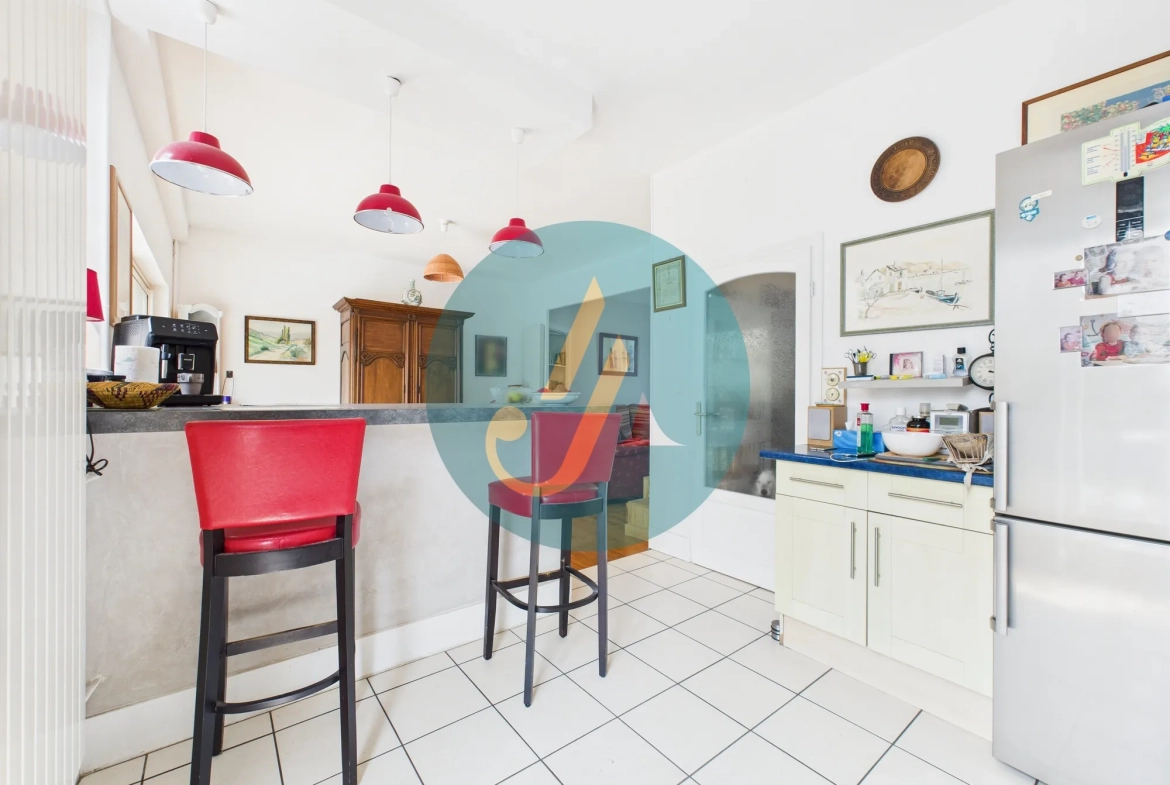 À Nevers, maison de charme avec trois logements indépendants et potentiel locatif élevé 
