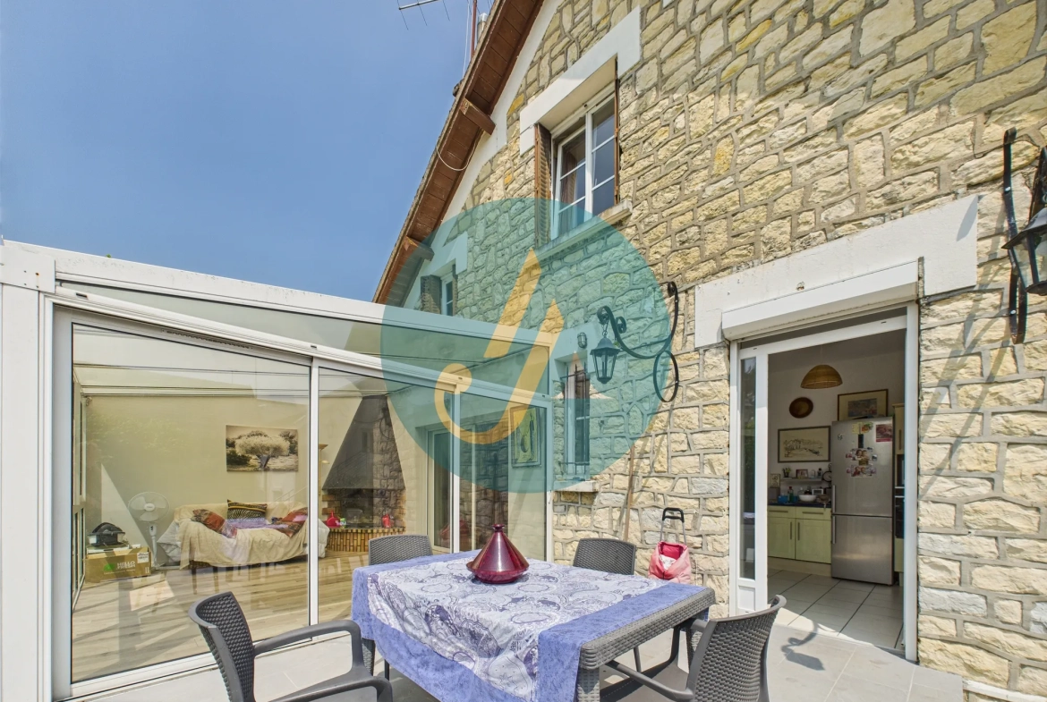 À Nevers, maison de charme avec trois logements indépendants et potentiel locatif élevé 