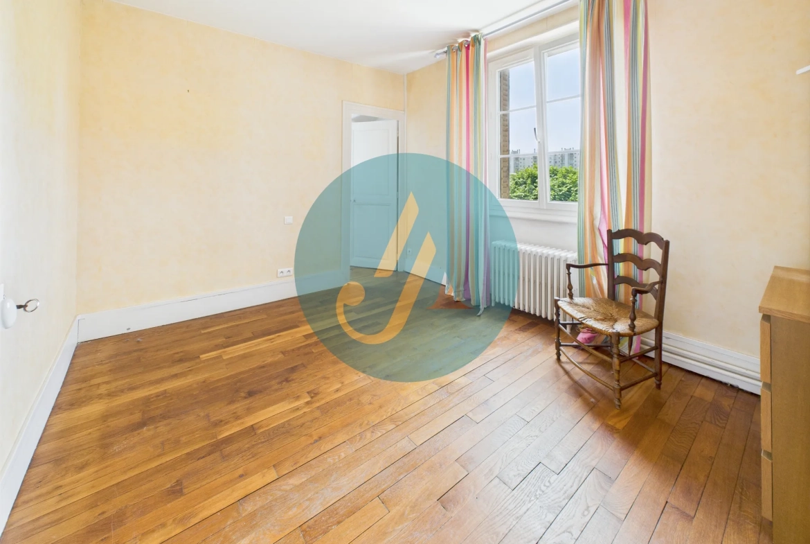 À Nevers, maison de charme avec trois logements indépendants et potentiel locatif élevé 