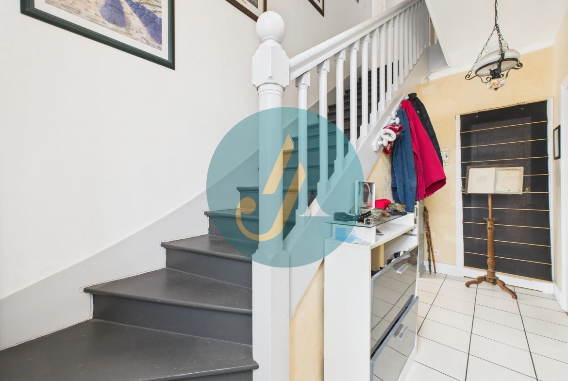 À Nevers, maison de charme avec trois logements indépendants et potentiel locatif élevé 