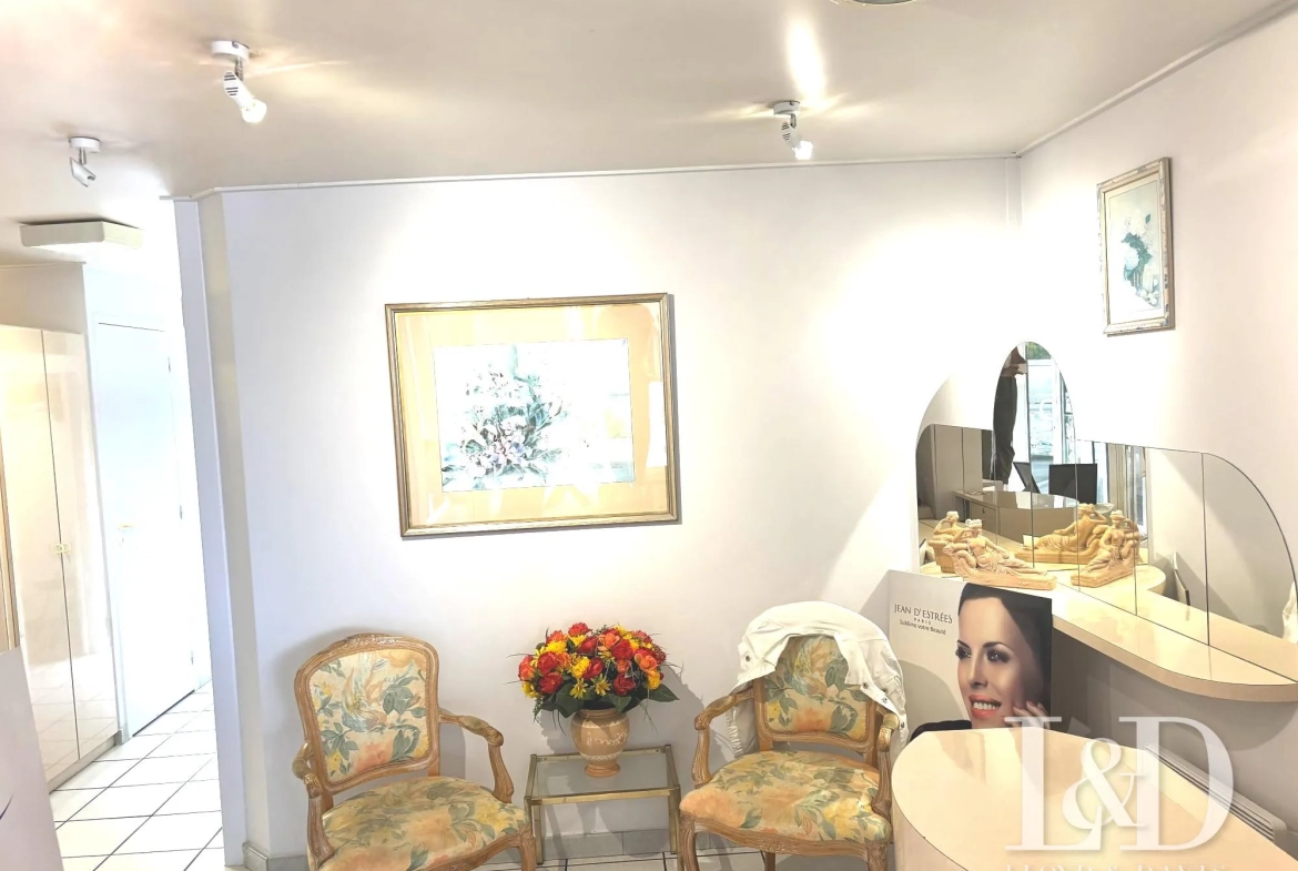 Commerce à vendre à Saint-Jean-de-Luz, espace esthétique avec clientèle fidèle et potentiel de développement 
