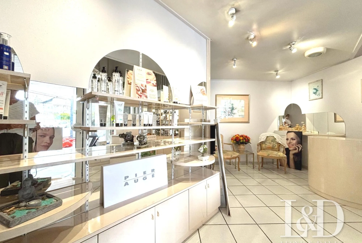 Commerce à vendre à Saint-Jean-de-Luz, espace esthétique avec clientèle fidèle et potentiel de développement 