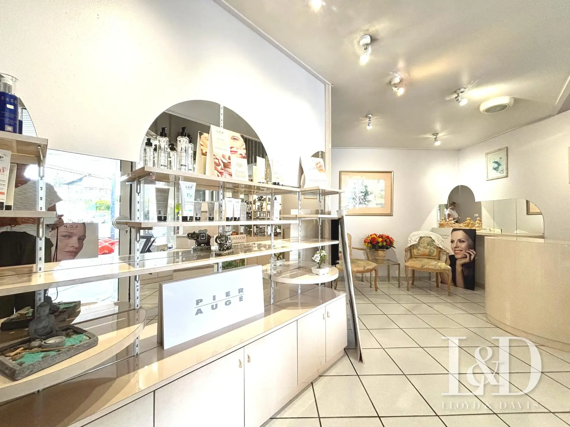 Commerce à vendre à Saint-Jean-de-Luz, espace esthétique avec clientèle fidèle et potentiel de développement 