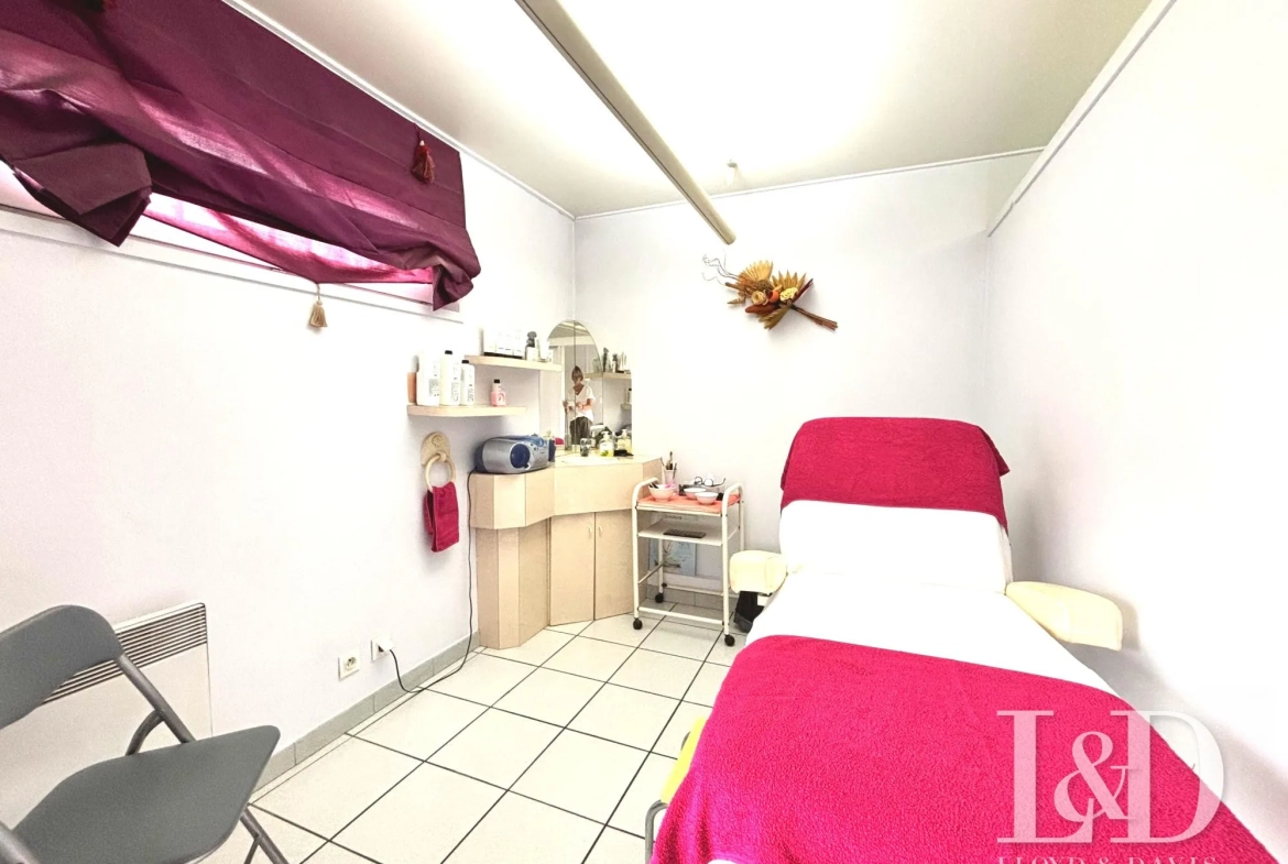 Commerce à vendre à Saint-Jean-de-Luz, espace esthétique avec clientèle fidèle et potentiel de développement 