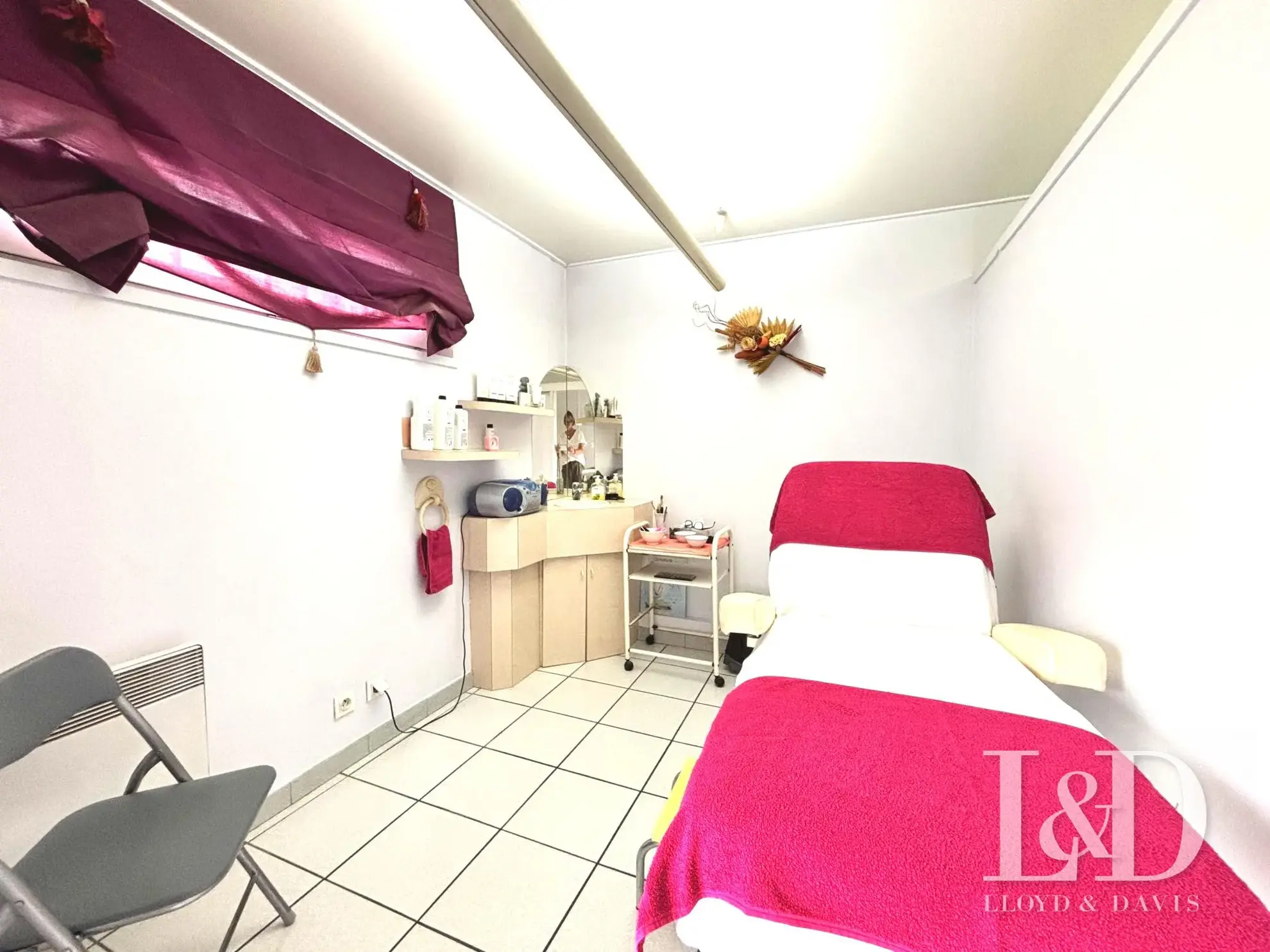 Commerce à vendre à Saint-Jean-de-Luz, espace esthétique avec clientèle fidèle et potentiel de développement 