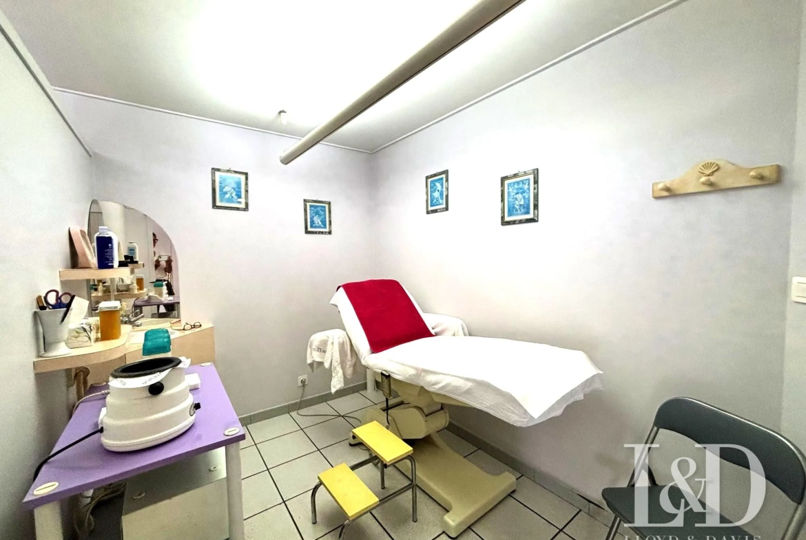Commerce à vendre à Saint-Jean-de-Luz, espace esthétique avec clientèle fidèle et potentiel de développement 