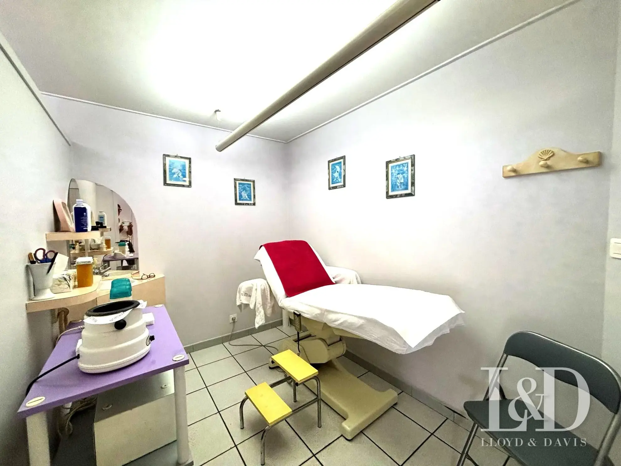 Commerce à vendre à Saint-Jean-de-Luz, espace esthétique avec clientèle fidèle et potentiel de développement 
