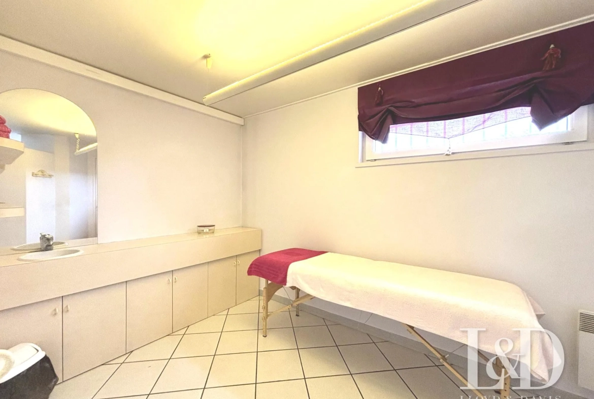 Commerce à vendre à Saint-Jean-de-Luz, espace esthétique avec clientèle fidèle et potentiel de développement 