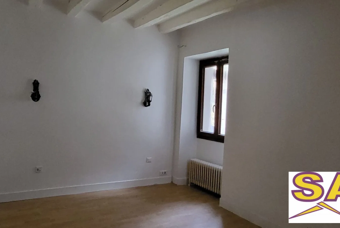Maison ancienne en pierre rénovée à Fontenay-sur-Loing avec terrain et jardin 