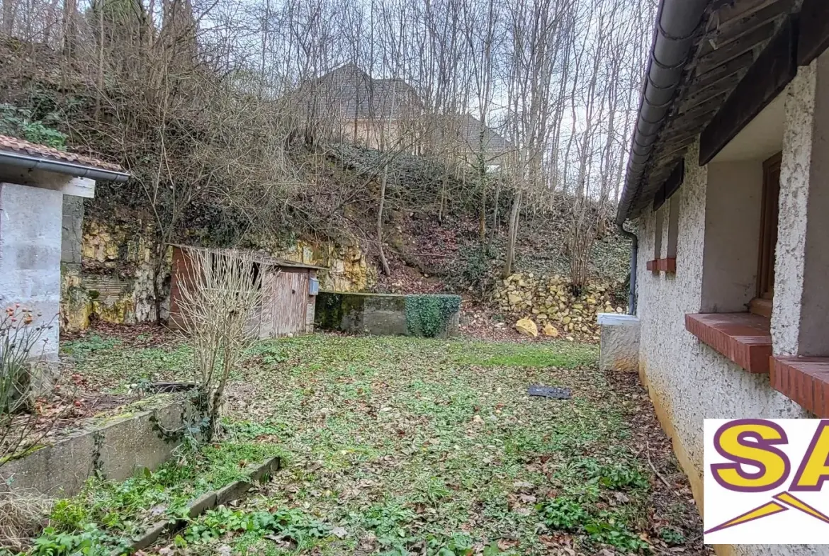 Maison ancienne en pierre rénovée à Fontenay-sur-Loing avec terrain et jardin 