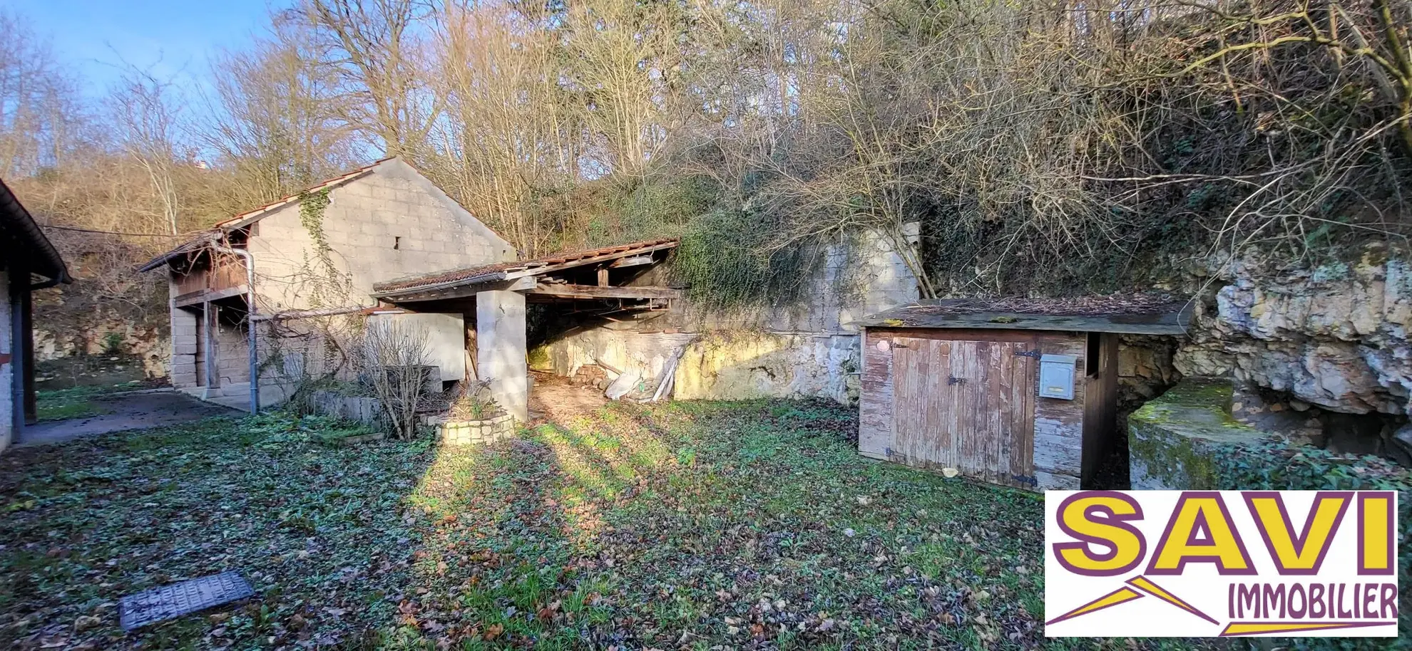 Maison ancienne en pierre rénovée à Fontenay-sur-Loing avec terrain et jardin 