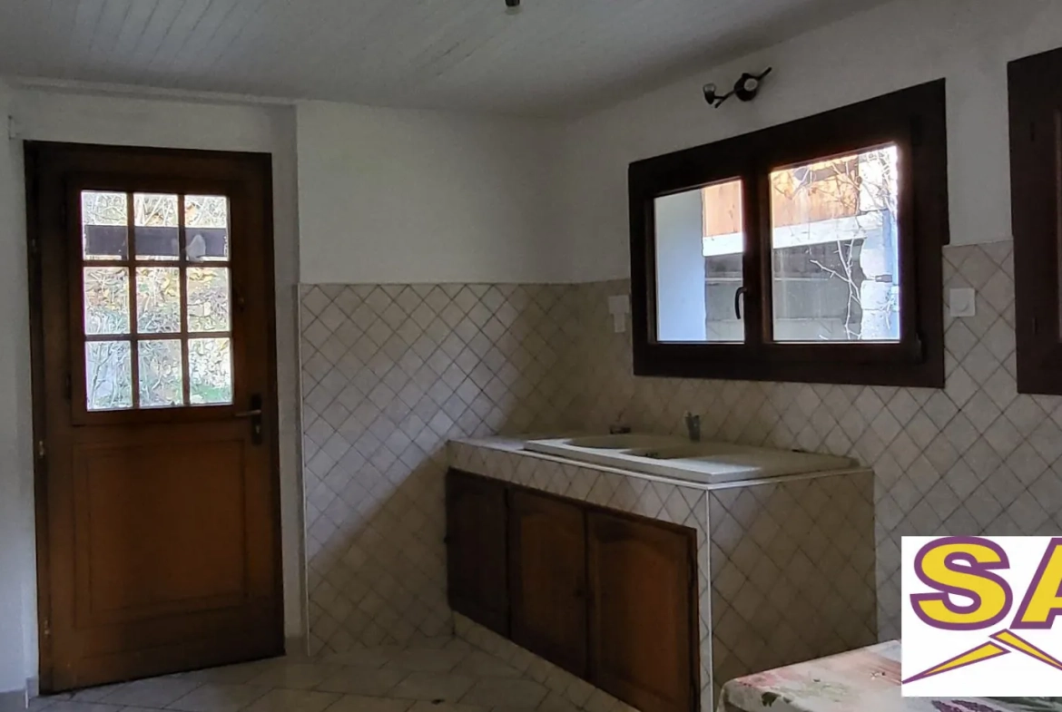 Maison ancienne en pierre rénovée à Fontenay-sur-Loing avec terrain et jardin 