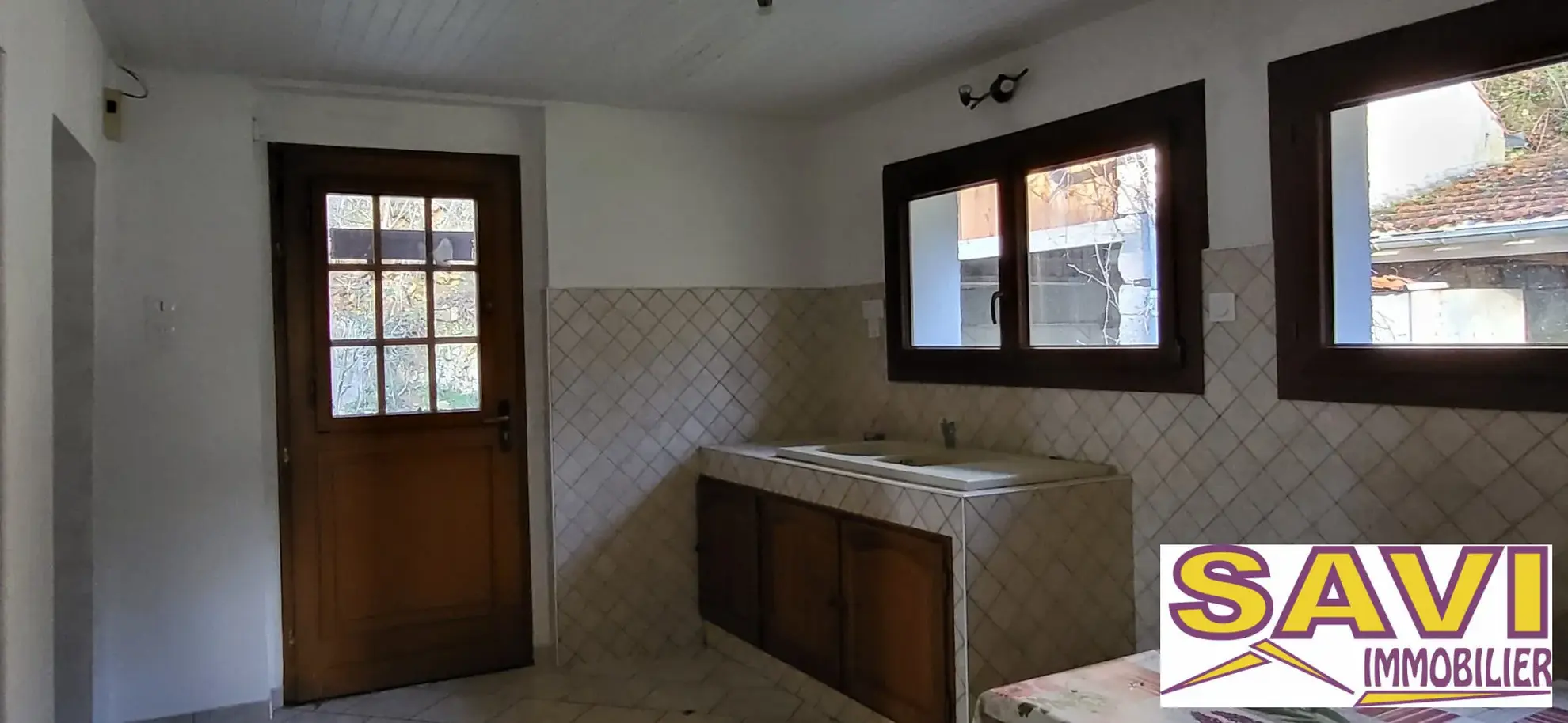 Maison ancienne en pierre rénovée à Fontenay-sur-Loing avec terrain et jardin 