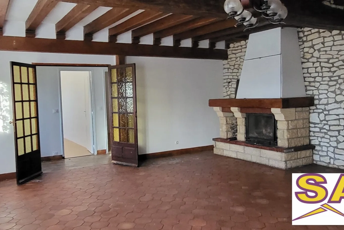 Maison ancienne en pierre rénovée à Fontenay-sur-Loing avec terrain et jardin 
