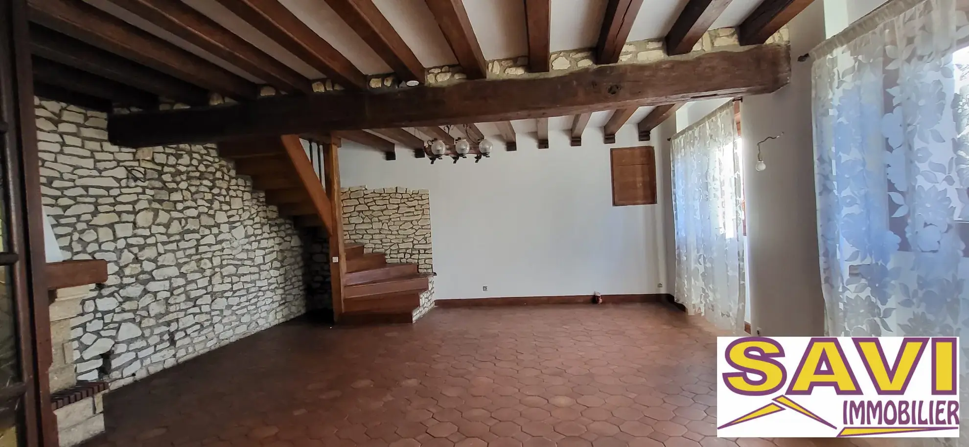 Maison ancienne en pierre rénovée à Fontenay-sur-Loing avec terrain et jardin 