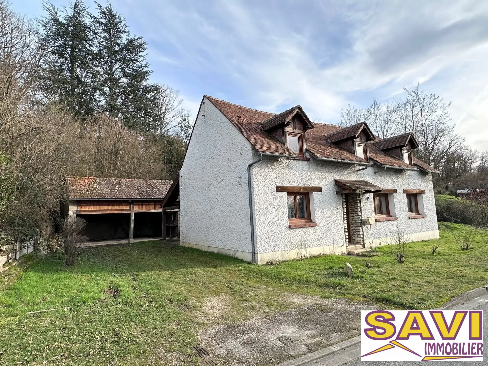 Maison ancienne en pierre rénovée à Fontenay-sur-Loing avec terrain et jardin 