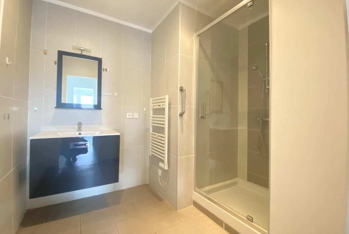 Appartement 3 pièces rénové à Bourges, proche centre-ville et commodités 