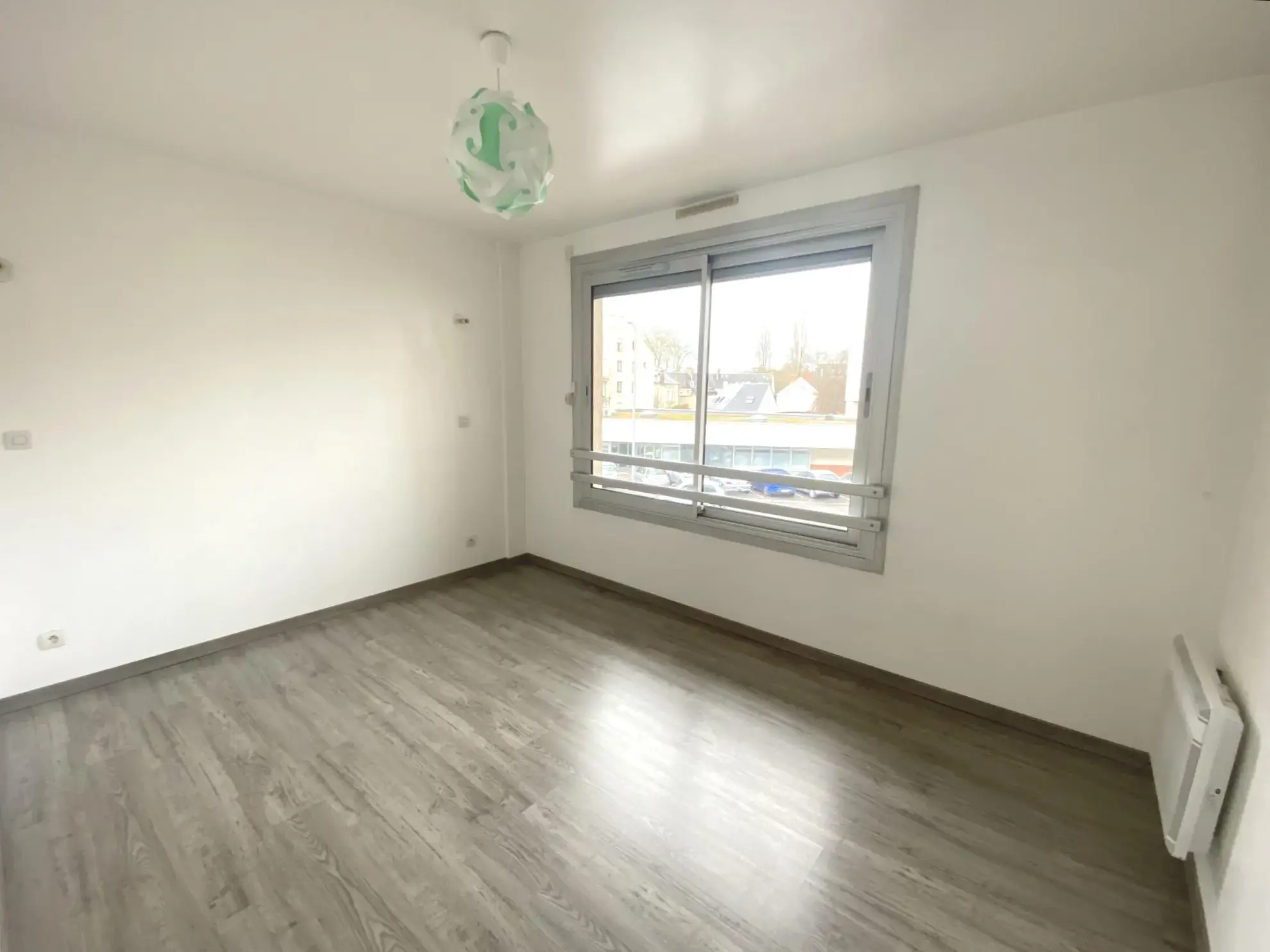 Appartement 3 pièces rénové à Bourges, proche centre-ville et commodités 