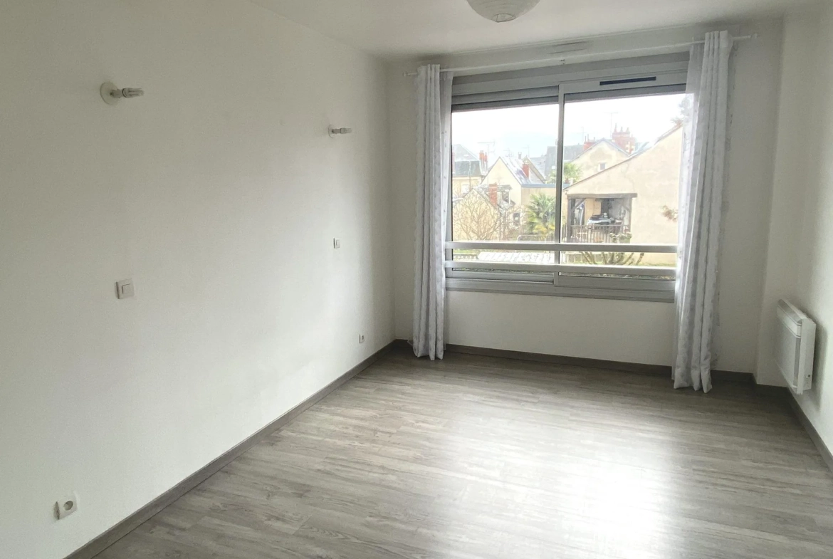 Appartement 3 pièces rénové à Bourges, proche centre-ville et commodités 