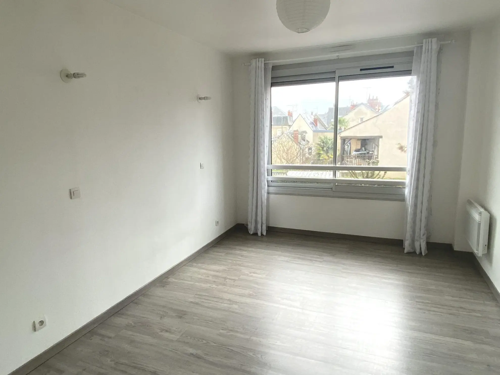 Appartement 3 pièces rénové à Bourges, proche centre-ville et commodités 