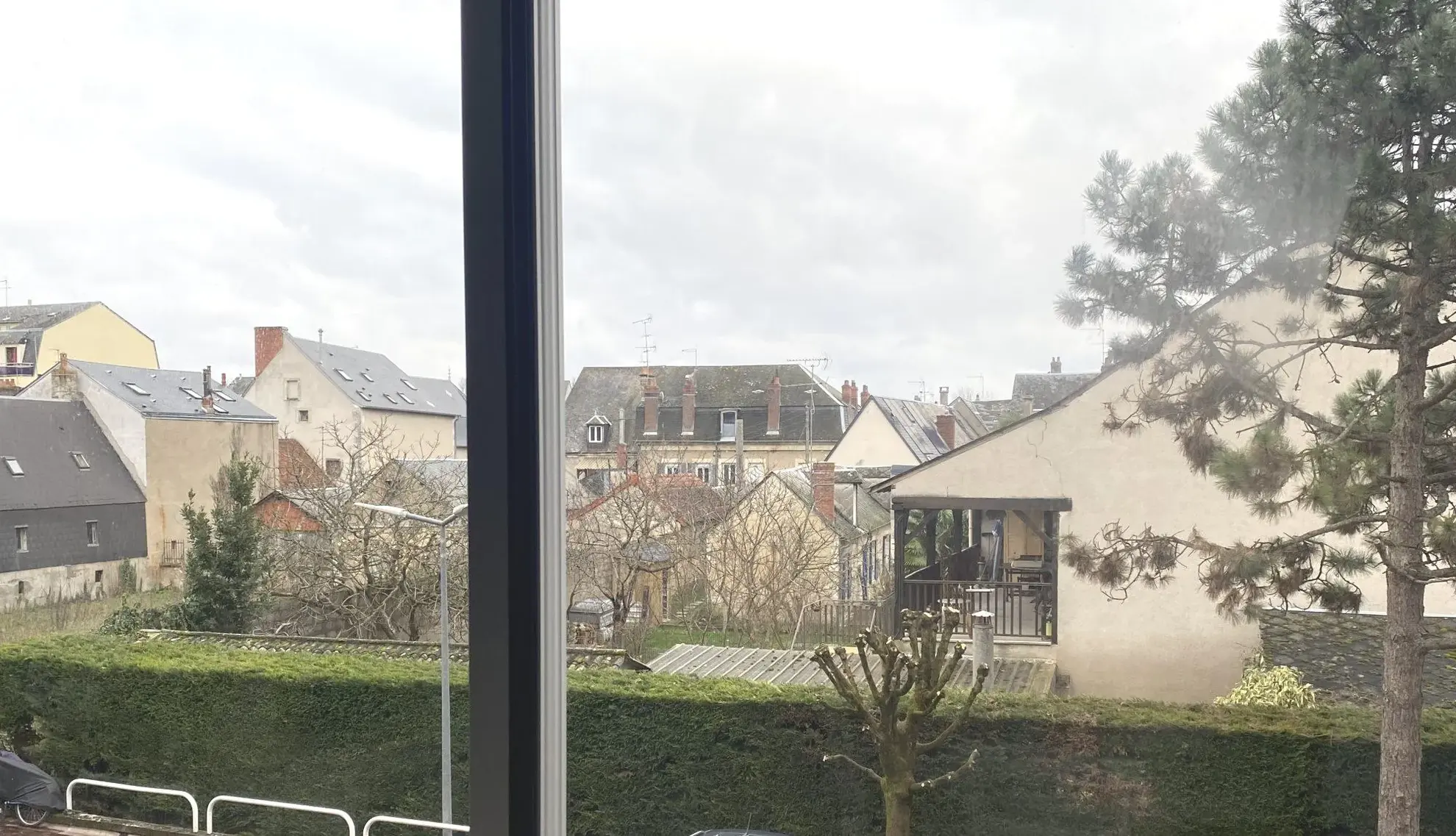Appartement 3 pièces rénové à Bourges, proche centre-ville et commodités 