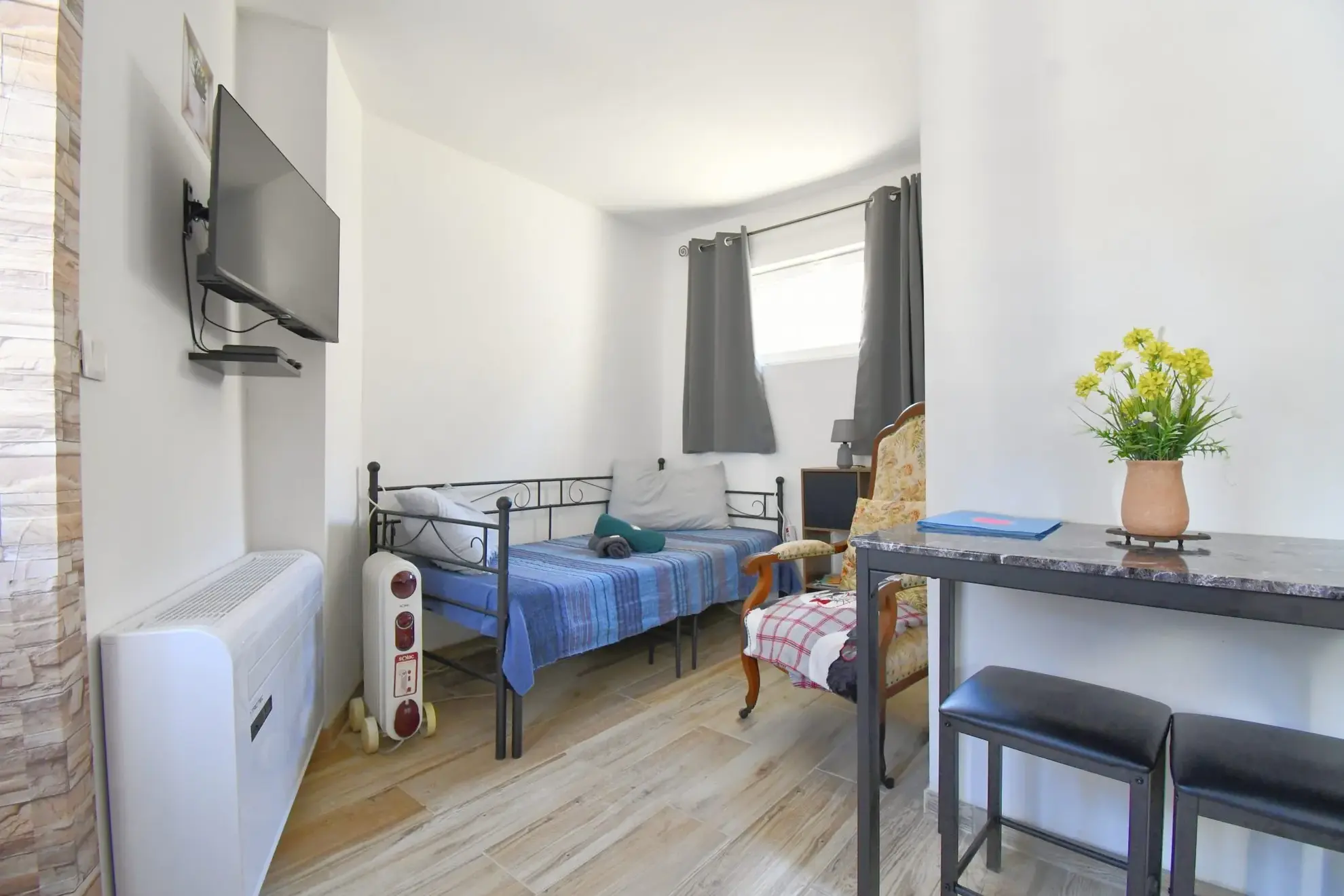 Maison de village lumineuse de 106 m² à Igornay avec studio indépendant et dépendances 