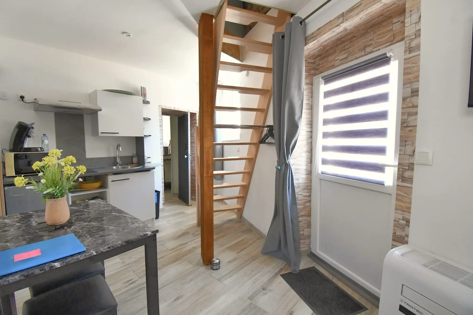 Maison de village lumineuse de 106 m² à Igornay avec studio indépendant et dépendances 