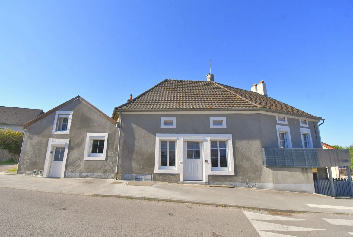 Maison de village lumineuse de 106 m² à Igornay avec studio indépendant et dépendances 
