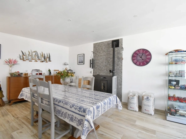 Maison de village lumineuse de 106 m² à Igornay avec studio indépendant et dépendances