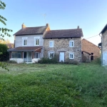 Ensemble immobilier en pierre à rénover avec maison, granges, terrain à Neuvic-Entier (87)