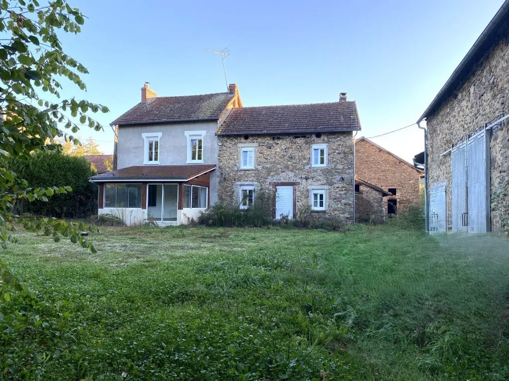 Ensemble immobilier en pierre à rénover avec maison, granges, terrain à Neuvic-Entier (87) 