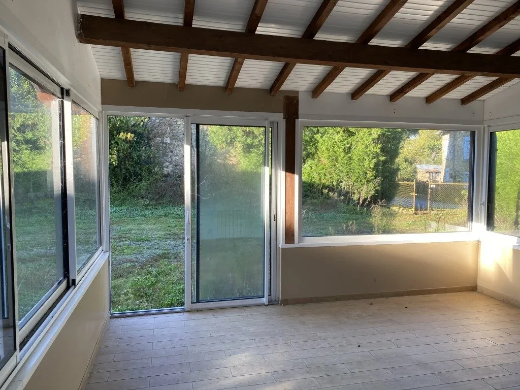Ensemble immobilier en pierre à rénover avec maison, granges, terrain à Neuvic-Entier (87) 