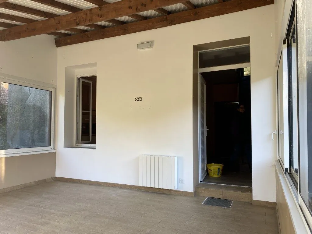 Ensemble immobilier en pierre à rénover avec maison, granges, terrain à Neuvic-Entier (87) 